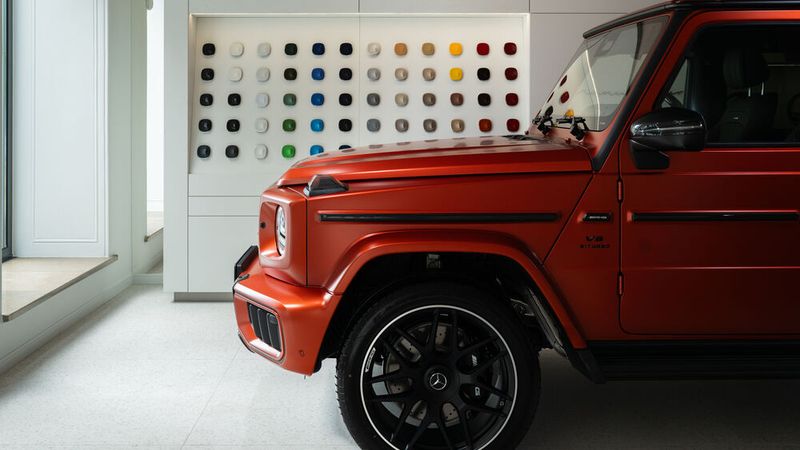 Maybach, Mercedes‑AMG und die G‑Klasse werden in Warschau unter dem selben Dach gezeigt. (Bild: Mercedes-Benz Group AG)