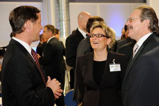 Oder handelt er günstige Konditionen für die nächsten Stellenanzeigen aus? Hier im Gespräch mit den Anzeigenleitern Anna Gredel und Siegfried Rohrbach (Archiv: Vogel Business Media)