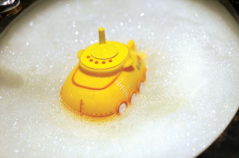 Das Submarine Bath Radio bringt Musik in den Pool, den Baggersee oder die Badewanne. Rund 23 Euro kostet das Radio bei www.coolgift.com. (Cool Gift)