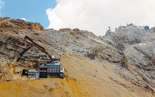 Die Umweltforschungsstation Schneefernerhaus liegt in 2650 m Höhe am Hang der Alpen Die Umweltforschungsstation Schneefernerhaus liegt in 2650 m Höhe am Hang der Alpen