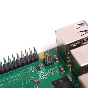 Raspberry Pi 3B+: neu ist die Verwendung eines Magjack, der Power over Ethernet (PoE) unterstützt und die relevanten Signale auf einen neuen 4-poligen Header bringt.(Bild:  Raspberrypi.org)
