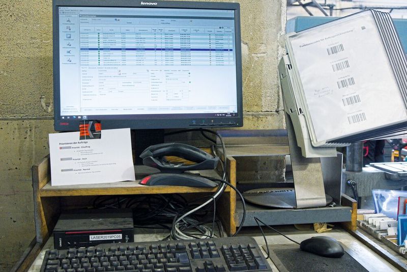 Transparent: An Terminals in der Werkhalle informieren sich die Fachkräfte jederzeit über anstehende Fertigungsaufträge und melden deren Ausführung zurück an das ERP-System.  (Bild: SMM / Konrad Mücke)