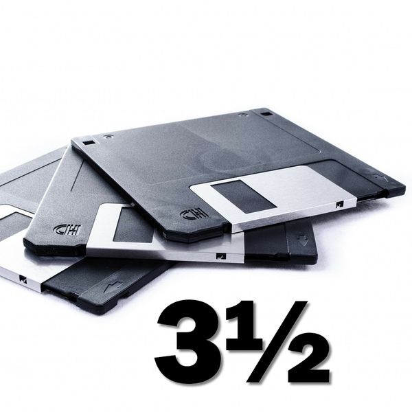 Zoll oder 9 cm Durchmesser hat die „wabbelige Scheibe“ der 1.44-MByte-Diskette. Sie hat mit 1.474.560 Bytes sogar mehr Speicher als vermarktet, doch Sony gefiel das 12 x 12 = 144 als Zeichen der „göttlichen Vollendung“ zu gut. Heute kennen Kinder die Diskette nur noch als Speichersymbol.    (Bild: gemeinfrei)