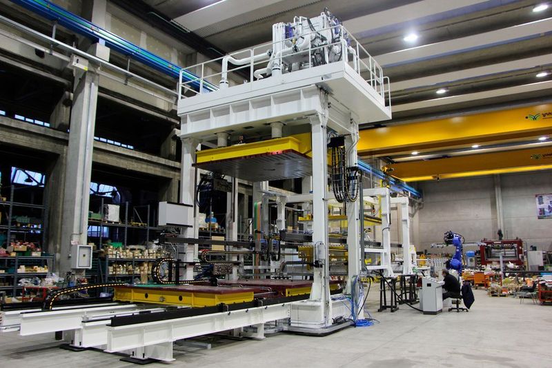 Vollautomatische Cannon Preformer für Carbonfasern zeichnen sich laut Hersteller durch schnelle Zykluszeiten aus. (Bild: Cannon)