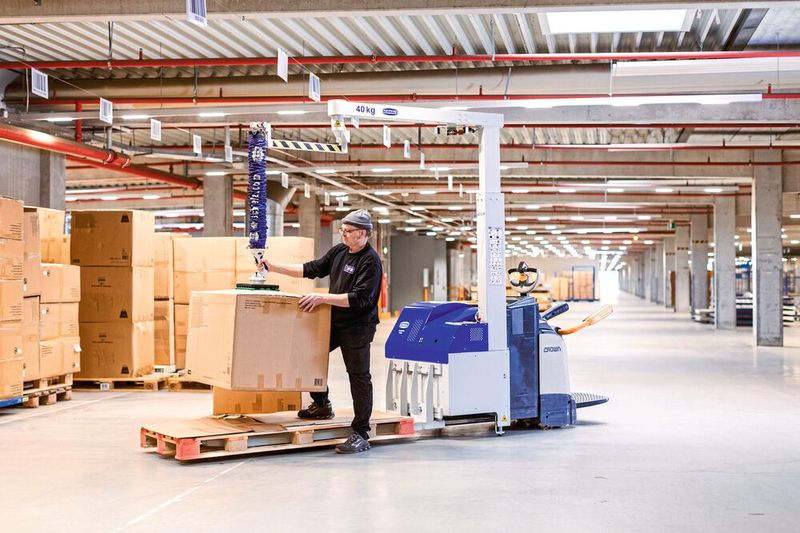 Hebeherausforderungen in mobilen Anwendungen sind das Spezialgebiet des Jumbo Flex Picker. (Bild: Schmalz)