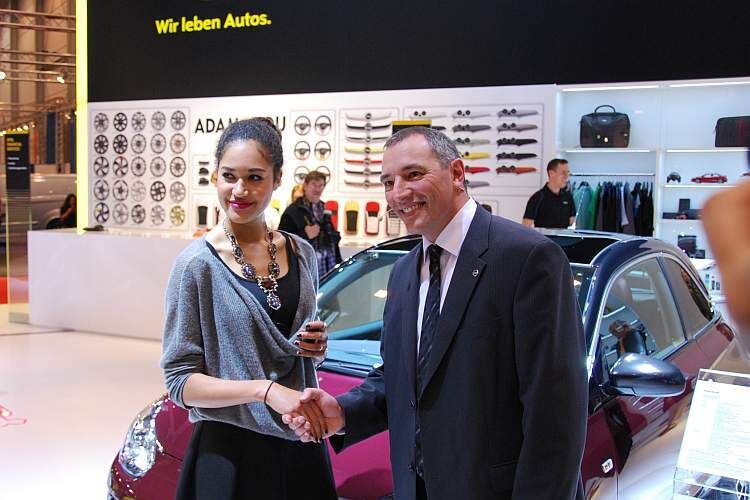 „Germanys next Topmodel“ Lovelyn Enebechi bekam von Opel-Marketing-Direktor Andreas Marx den Schlüssel zu ihrem Adam überreicht. (Foto: Rosenow)