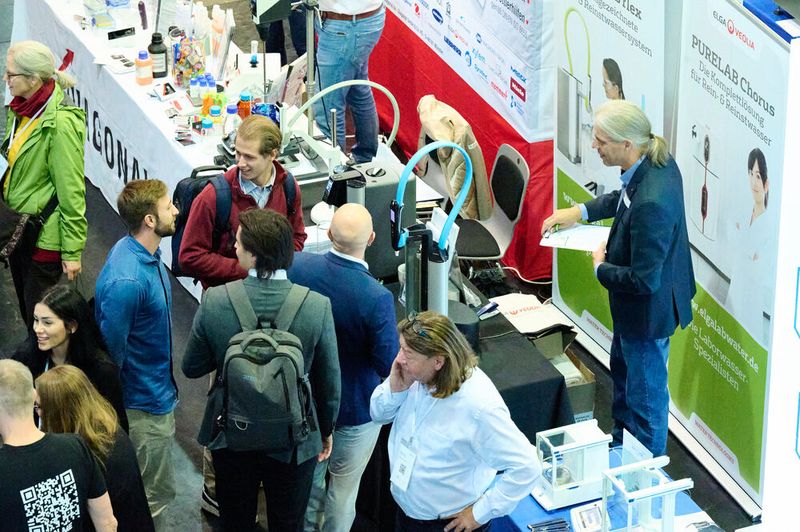 Egal ob neue Waagen, optimierte Spektrometer oder wie hier im Bild Reinstwassersysteme, für die Besucher gab es an nahezu jedem Stand etwas Neues zu entdecken.   Mehr Infos zu den kommenden LAB-SUPPLY-Messen finden Sie auf www.lab-supply.info (Bild: EYE AM CHRIS)