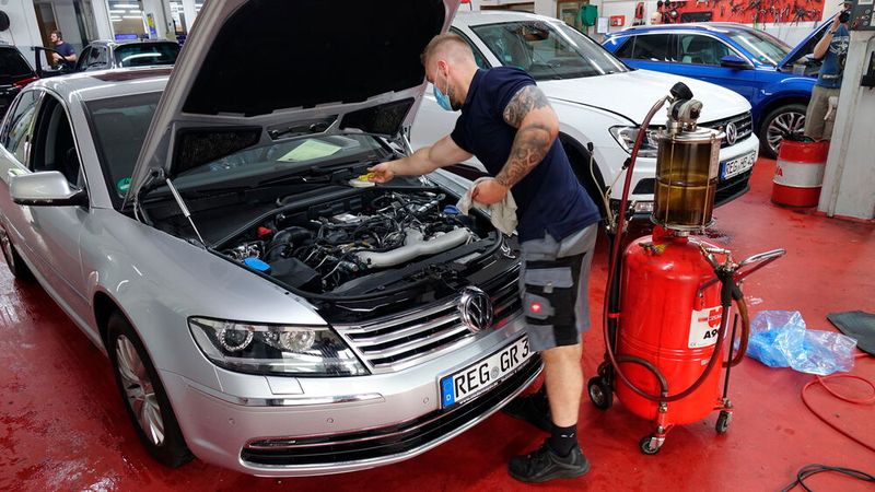 Derzeit bildet Niedermayer sieben Lehrlinge aus: sechs in der Werkstatt, einen in der Verwaltung. (Bild: Jakob Schreiner/»kfz-betrieb«)