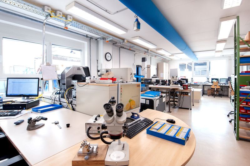 Sehr gut ausgestattete Arbeitsplätze sorgen dafür, dass die Mitarbeiter die hohen Qualitätsstandards bei Zecha kontinuierlich weiterentwickeln können. (Bild: Stefanie Morlok Fotografie)