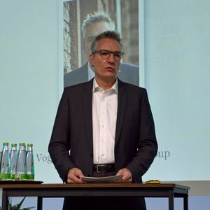 Wolfgang Michel, Chefredakteur von »Gebrauchtwagen Praxis« und »kfz-betrieb«, begrüßte die Gäste auf dem Deutschen Remarketing Kongress am 28. Februar 2024.(Bild:  Achter – VCG)