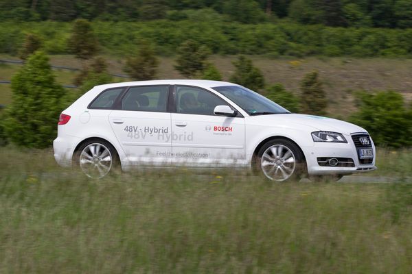 Noch ein Audi mit 48-Volt-Hybridantrieb: Die elektrische Maschine ist bei der zweiten Generation des Bosch-Hybridantriebs ins Getriebe integriert. Sie und der Verbrenner sind durch eine Kupplung trennbar und können somit unabhängig voneinander Leistung an die Räder abgeben. Damit ist rein elektrisches Einparken möglich. (Bosch)
