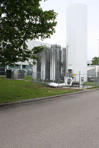 Der Stickstoff in den Tanks wird für die Lötmaschinen benötigt. (Archiv: Vogel Business Media)