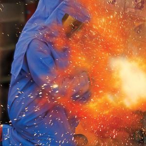 Im Falle eines Lichtbogenüberschlags hängt die Schwere der möglichen Verletzung von der Stärke des Lichtbogens ab. Die Kraft der Explosion und die intensive Hitze eines Lichtbogens können äußere und innere Verbrennungen, Gehirnerschütterungen, einen Lungenkollaps und Gehörverlust verursachen.