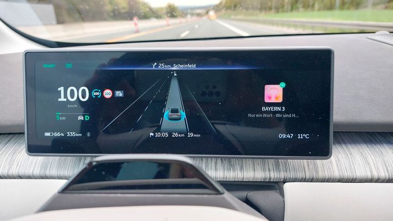 Der Autopilot lässt sich am Lenkrad einschalten. Bei den Testfahrten funktionierte er meistens sehr zuverlässig.  (Bild: Luhmann – VCG)