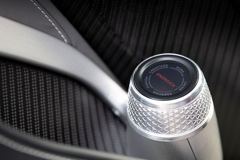 Mit diesem Drehknopf kann der Fahrer den fahrdynamischen Charakter des Battista variieren. (Bild: Pininfarina)