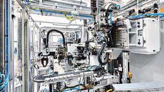 Der Blick in das Innere der Hairpin-Maschine lässt Komplexität und Vielfalt der Bewegungsabläufe bis hin zum XTS-System (Vordergrund) erahnen. (Bild:Beckhoff)