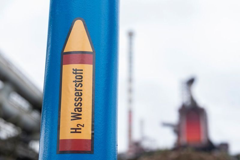 Wasserstoff ist der Schlüssel zur klimaneutralen Stahlproduktion bei Thyssenkrupp in Duisburg. Schon heute erprobt das Unternehmen den Einsatz im Hochofen. Im Hintergrund: Hochofen 8 in Duisburg Hamborn. (Thyssenkrupp Steel Europe)
