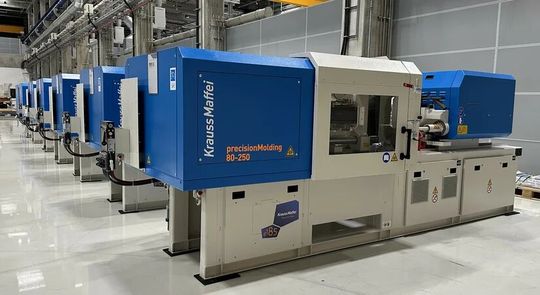 Nun ist es soweit! Krauss-Maffei hat in Parsdorf einen neuen Showroom eröffnet. Dort können sich an Spritzgießmaschinen Interessierte bequem ein Bild von gebrauchten aber auch brandneuen Kunststoffverarbeitungs-Systemen machen ...(Bild:  Krauss-Maffei)