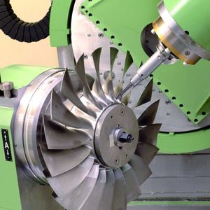 MTU setzt auch auf Produktionsanlagen, beispielsweise HSC-Werkzeugmaschinen zum Fräsen von Turbinenteilen, die kundenspezifisch ausgerüstet sind. Bild: MTU