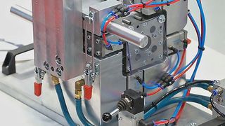 Als Komplettanbieter für die PUR-Verarbeitung stelle sich das Unternehmen Frimo stets wieder neuen Herausforderungen – auch wenn es um ganz spezielle Anwendungsbereiche gehe. Ein aktuelles Beispiel dafür ist das Kabelumschäumen, wie es heißt. Frimos neuartiger „Linsen-Verschluss“ soll diesen Prozess jetzt deutlich produktiver machen. (Frimo)