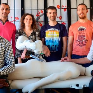 Team I&Bot: Ziel des Projekts ist es, mit dem LBR Med eine automatische und personalisierte Rückenmassage gegen Rückenschmerzen durchzuführen. Behandlungen werden auf einem generischen Körpermodell definiert und mit Hilfe von Sensoren auf den Patienten adaptiert. Neben Massagen ermöglicht diese Technologie verschiedene autonome und personalisierte Behandlungen von Körper und Haut. 
