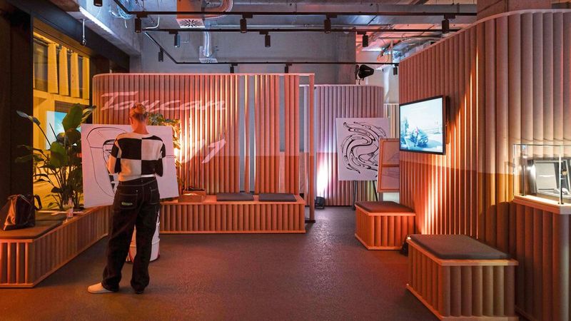Mit seinem Pop-up-Store ist Porsche jetzt im Berliner Szene- und Kulturquartier „Am Tacheles“ vertreten. Bei der Eröffnung des Standorts unterstrich der Hersteller diesen Ansatz mit verschiedenen Aktionen. (Bild: Porsche AG)