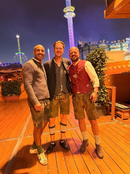 (v. l.) Chadli Gdouda (Data Buddy), Niklas Köhler (TD SYNNEX) und Felix Wippermann (Bechtle) überlegen, welches Fahrgeschäft sie unsicher machen sollen. (Bild: Vogel IT-Medien GmbH)