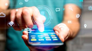 Der Digital Markets Act verlangt von Apple zu ermöglichen, dass auf dem iPhone Apps aus anderen Quellen als dem hauseigenen App Store installiert werden können. Der Hersteller wehrt sich dagegen und erschwert und verteuert die Konditionen für App-Anbieter. (Bild: Production Perig - stock.adobe.com)