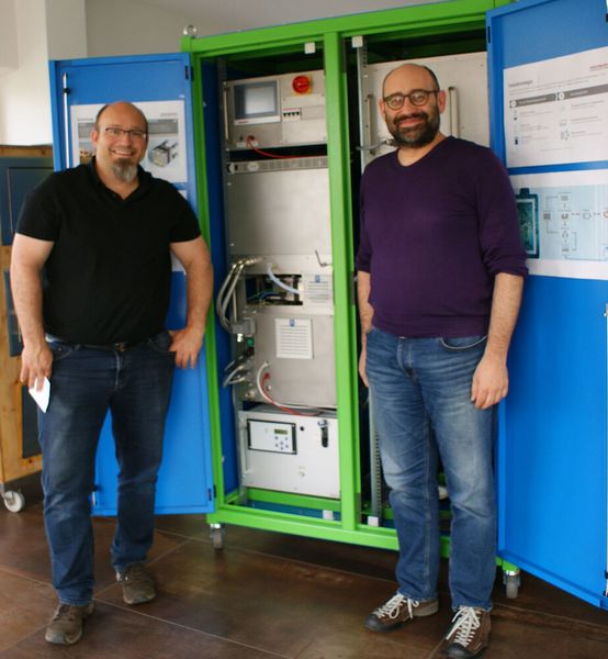 Alle denken bei Wasserstoff an Autos – „Wir nicht“, sagt Markus Ostermeier (rechts), der zusammen mit seinem Bruder Peter mindestens eine Sektorenkopplung zum Ziel hat – in einer Anlage: die Stromerzeugung mittels Photovoltaik, das Wandeln in und das Speichern von überschüssiger Energie als Wasserstoff, das Nutzen der Abwärme zum Heizen, sowie des Sauerstoffs und des H2 in Laboren, Kläranlagen und Gabelstaplern. (Ulrike Ostler)