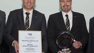 Ulrich Gühring (Abteilungsleiter Einkauf Nichtproduktionsmaterial bei Kärcher) und Heiko Braitmaier (Bereichsleiter Zentraler Einkauf bei Kärcher) nehmen die Auszeichnung „Excellence in E-Solutions“ vom BME entgegen. (Bild: Kärcher)