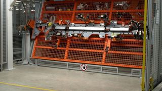 Abgesicherter Hand-Einlegeplatz im Karosseriebau für den neuen Audi A3 im Ingolstädter Audi-Werk. (Leuze Electronic)