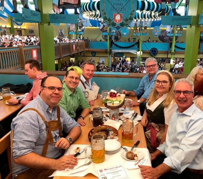 (v. l.) Markus Laumann und Ingo Schubert (RSA), Stefan Buchta (Axians), Martin Issakhani (RSA), Alina Klein (Computercenter) und Giovanni Napoli (RSA) (Bild: Vogel IT-Medien GmbH)