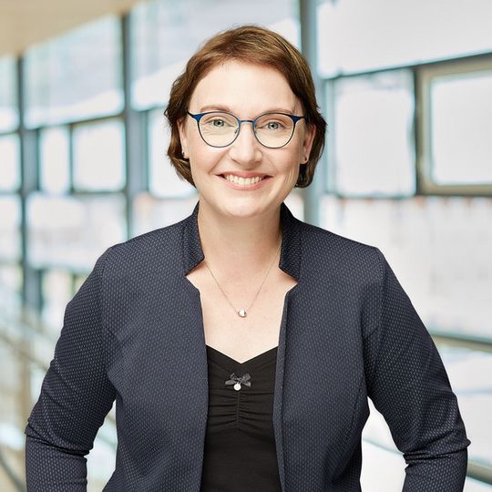 Staatssekretärin Stefanie Pötzsch: "Die Technologien, die in den Projekten INTAS und SIMMI entwickelt wurden, zeigen eindrucksvoll, dass Innovationen direkt in die industrielle Praxis überführt werden können – zum Nutzen der Beschäftigten und der Wettbewerbsfähigkeit unseres Standorts.“ (Bild:  © Rayk Weber)