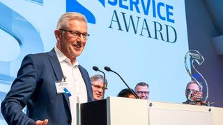 So sehen Sieger aus: 2019 gewann Beresa OWL aus Detmold mit Betriebsleiter Jan Reese den Service Award. (Bild: Stefan Bausewein)