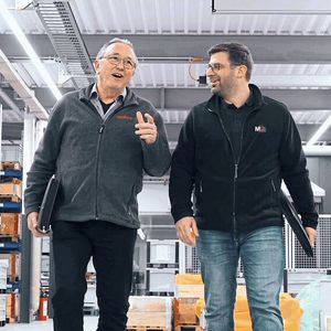 Das Duo Gustav Fricker, Helfina, und Benjamin Klenk, Martin Mechanic, hat sich in Sachen Automation bewährt – der Prozess läuft und liefert die von Mandatec geforderte Produktivität und Qualität.(Bild:  Helfina AG)