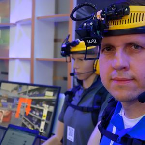 Intel zeigte an seinem Stand wie mobile Servicekräfte in der Zukunft ausgestatt sind und arbeiten.  (Bild:  Markus Dalke)