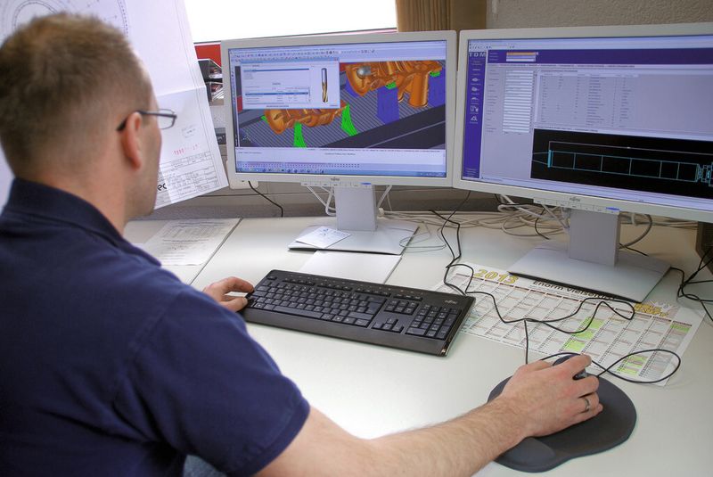 Herr Mehl (Leipert-Programmierung) plant die Bearbeitung der Zirkularfräsoperation mit 1340 mm Auskragung. (Bild: Ingersoll Werkzeuge GmbH)