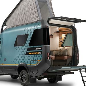 Der Clou ist die zweigeteilte Heckklappe, deren unterer Teil als privates Sonnendeck in Jachtoptik ausgelegt ist.(Bild:  Hymer)