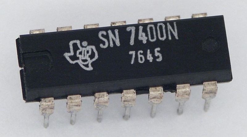 Logikgatter lassen sich zu komplexen integrierten Schaltkreisen verknüpfen, hier ein Vierfach-NAND-Gatter auf dem SN7400N-Chip von Texas Instruments. (TI_SN7400N.jpg / Stefan506 / CC BY-SA 3.0)