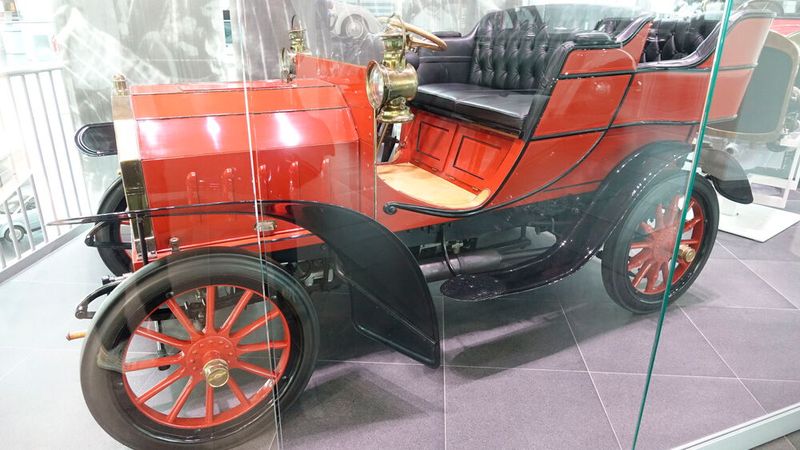 Der Horch 10/12 PS war die zweite Konstruktion von August Horch – nach dem noch in Köln-Ehrenfeld gebauten Horch 4/5 PS. Bis 1904 verließen gerade einmal 18 Horch 10/12 PS seine in Reichenbach im Vogtland ansässige neue Fabrik. Der Fahrzeugbauer Ludwig Kathe & Sohn aus Halle (Saale) baute fünf verschiedene Karosserieausführungen. Dieser hier trägt den Namen Touneau, was für einen Aufbau mit zwei Sitzreihen steht, bei dem man die hintere Reihe vom Fahrzeugheck aus erklimmt. (Bild: Dominsky – VCG)