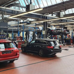 Die Werkstatt des Aschaffenburger Mercedes-Händlers ist hell, aufgeräumt und bestens ausgestattet.(Bild:  Schreiner/»kfz-betrieb«)