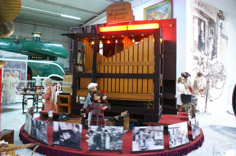 auf den zweiten Blick, kann der Betrachter erkennen, dass das Orchester per Lochkarte funktioniert. (Archiv: Vogel Business Media)