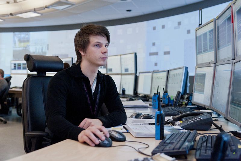 Der Steuerraum auf Melkøya mit einem 16 m langen Wide-screen-Bildschirm an der Wand (im Hintergrund). (Bild:  Peter Tubaas, ABB)