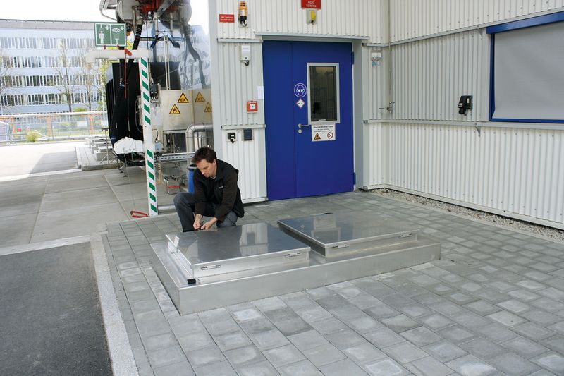 The underground tanks used to store used solvents at the Roche Diagnostics facility have volumes of 60–100 m³ (15,800–26,400 gallons). A monitoring system gives Habeck full operating information from the surface. (Picture: Almatec)