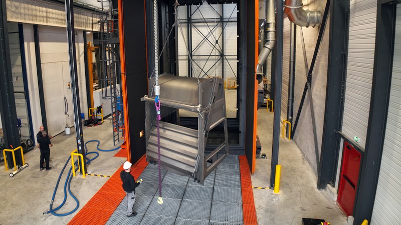 Die enorme Höhe der Strahlanlage ermöglicht das Strahlen von Containern bis zu einer Höhe von 6,5 Metern Höhe und 4 Metern Breite.(Bild:  Rösler)