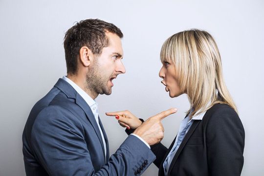 Konflikte zwischen Kollegen beeinflussen in der Regel auch das Arbeitsergebnis.(Bild:  DDRockstar - stock.adobe.com)