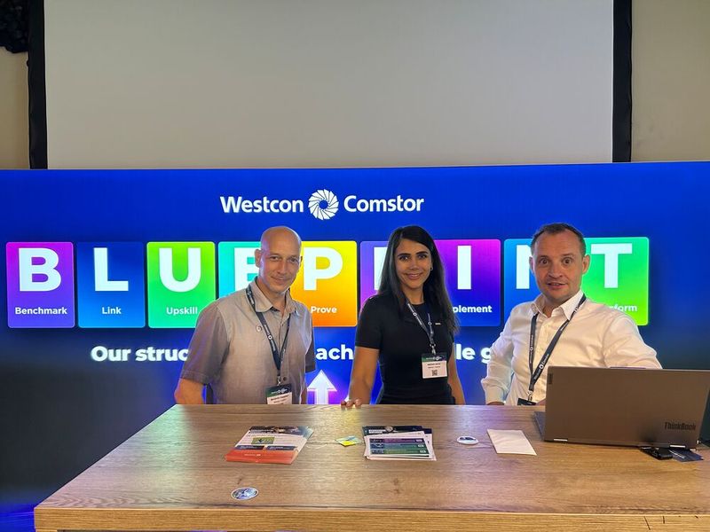 Westcon-Comstor präsentierte das neue Rahmenwerk „Blueprint“ und stellte dafür auch eine Ausstellungsfläche bereit; (v. l.) Benjamin Kappauf, Meltem Aktas und Andreas Becher (alle Westcon-Comstor). (Bild: Vogel IT-Medien)