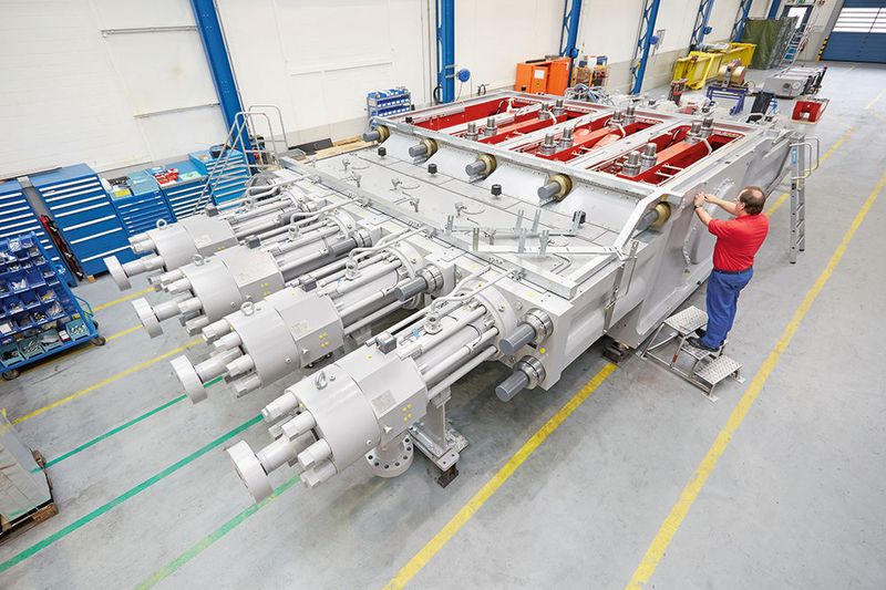 Weltrekord im Visier: Auf der Scharmann Ecoforce entstehen alle wesentlichen Antriebselemente für das laut Hersteller weltweit stärkste Hyper-Kompressorsystem (im Bild einer der insgesamt drei Kompressoren) für eine  LPDE-Anlage zum Herstellen von Kunststoffverpackungen. (Starrag/Ralf Baumgarten)