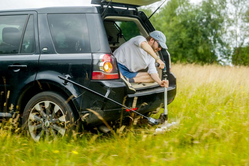 Mit Erlaubnis eines örtlichen Bauern nutzte das Team ein hydraulisch betätigtes Trimmer-Messer, zuerst aus dem Kofferraum eines Autos, später zu Fuß. So ermittelte es die optimale Schneidgeschwindigkeit von etwa einem Knoten. (Bild: Tandem Ventures)