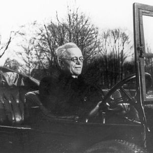 Der Gründer der Horch- und der Audi-Werke und ein großer Autopionier: August Horch in den Dreißigerjahren, fotografiert in einem seiner ersten Autos, einem Modell 23/40 PS von 1906(Bild:  Audi)